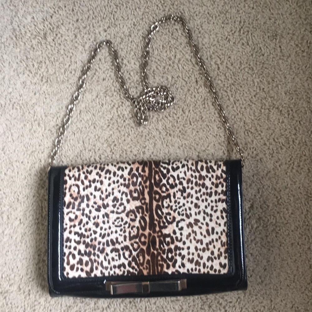 Leopard and black patent clutch. Removable chain